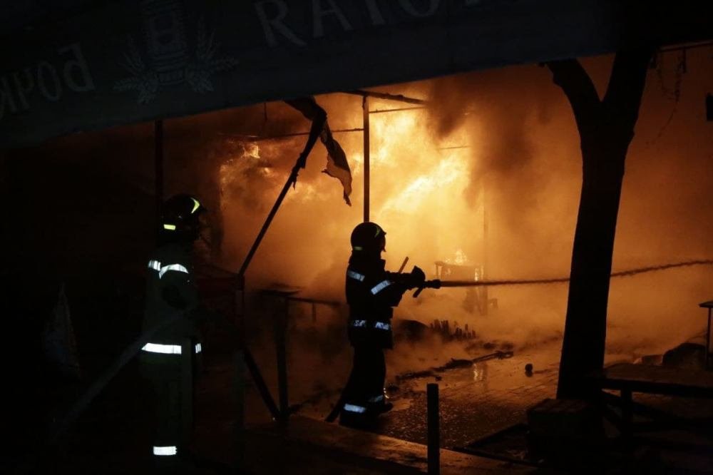 В Киеве ночью загорелся рынок: подробности масштабного пожара 13
