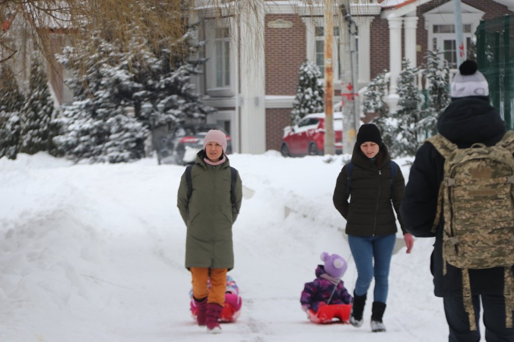 Снег, санки, лопаты, собаки и застрявшие машины: фоторепортаж с улиц Киева 9 февраля 15
