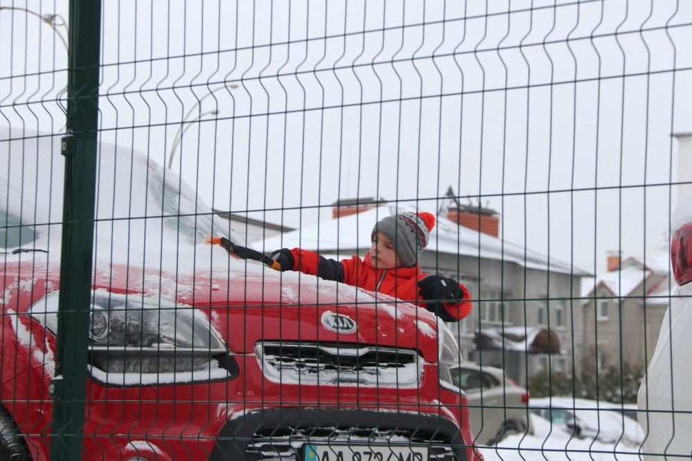 Снег, санки, лопаты, собаки и застрявшие машины: фоторепортаж с улиц Киева 9 февраля 17