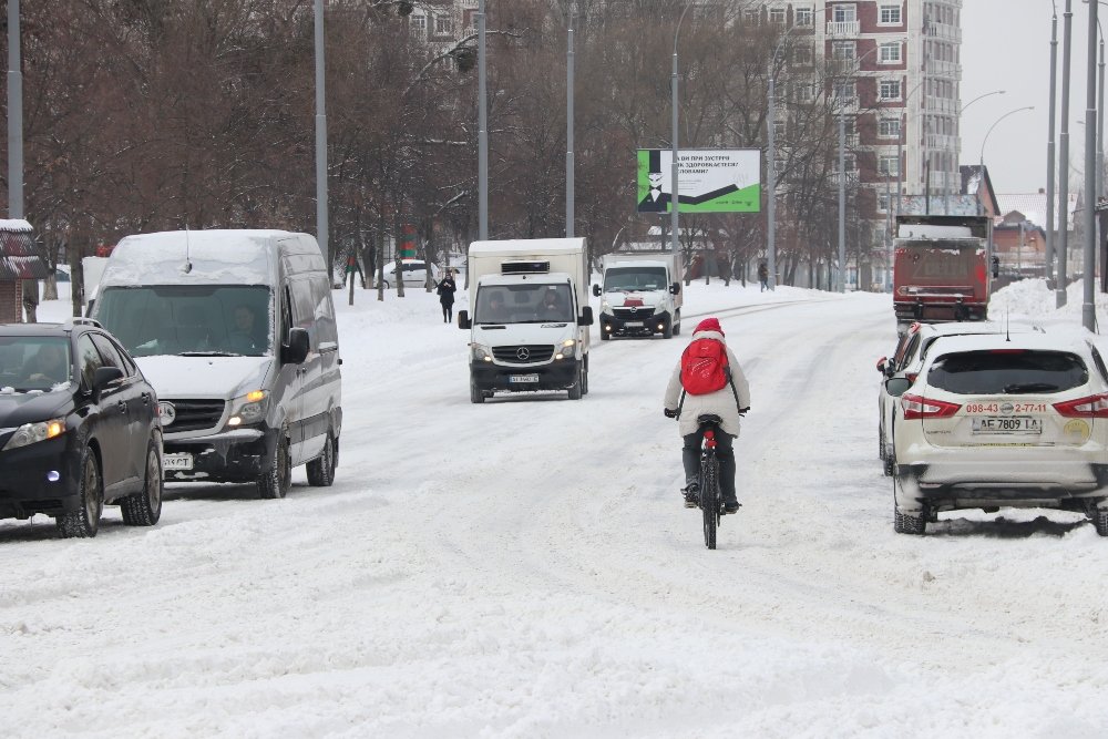 Снег, санки, лопаты, собаки и застрявшие машины: фоторепортаж с улиц Киева 9 февраля 18