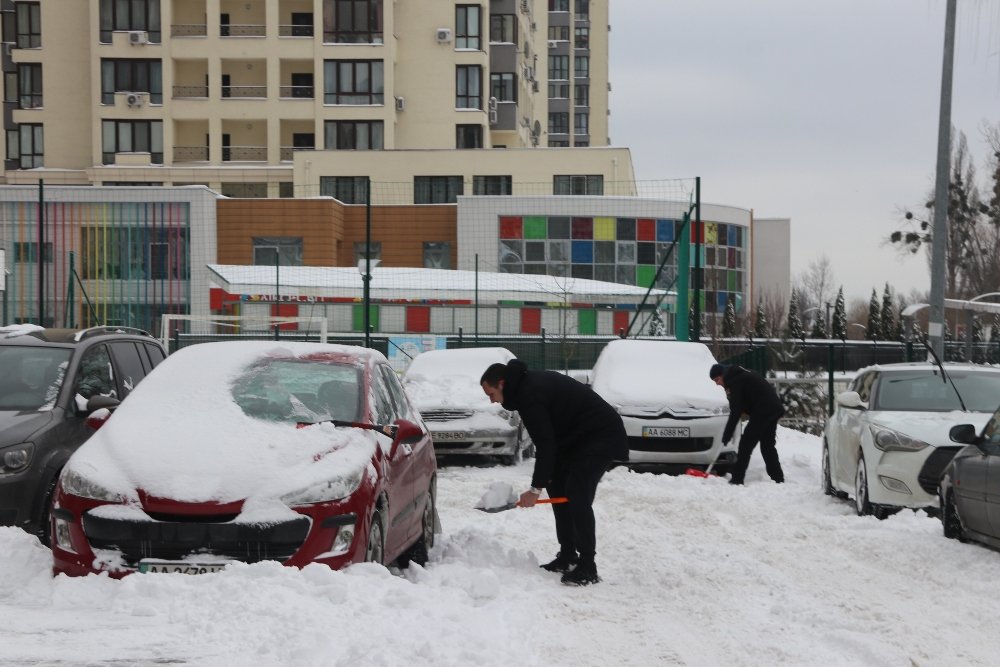 Снег, санки, лопаты, собаки и застрявшие машины: фоторепортаж с улиц Киева 9 февраля 20