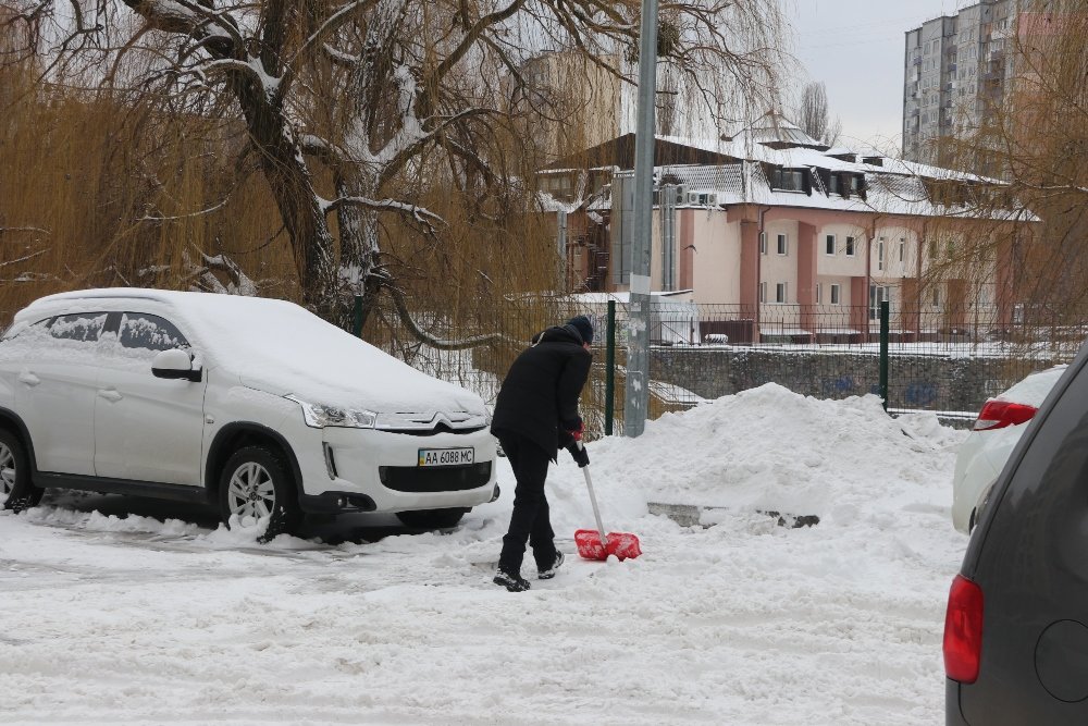 Снег, санки, лопаты, собаки и застрявшие машины: фоторепортаж с улиц Киева 9 февраля 21