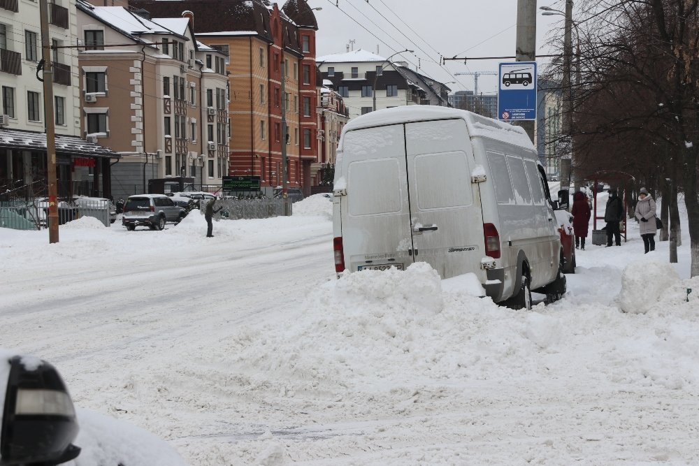 Снег, санки, лопаты, собаки и застрявшие машины: фоторепортаж с улиц Киева 9 февраля 23
