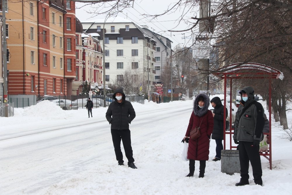 Снег, санки, лопаты, собаки и застрявшие машины: фоторепортаж с улиц Киева 9 февраля 24