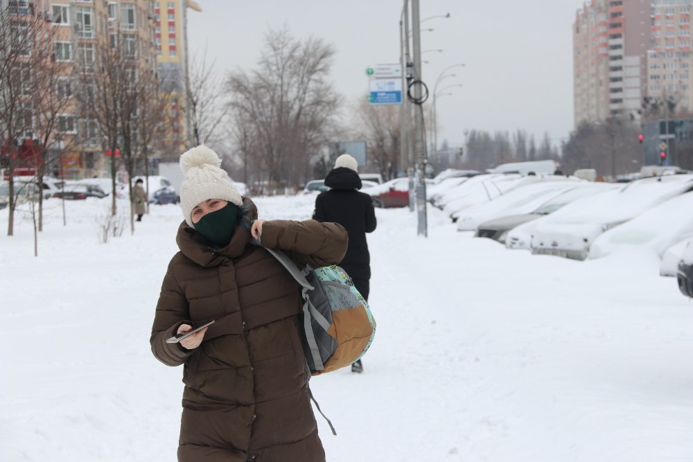 Снег, санки, лопаты, собаки и застрявшие машины: фоторепортаж с улиц Киева 9 февраля 27