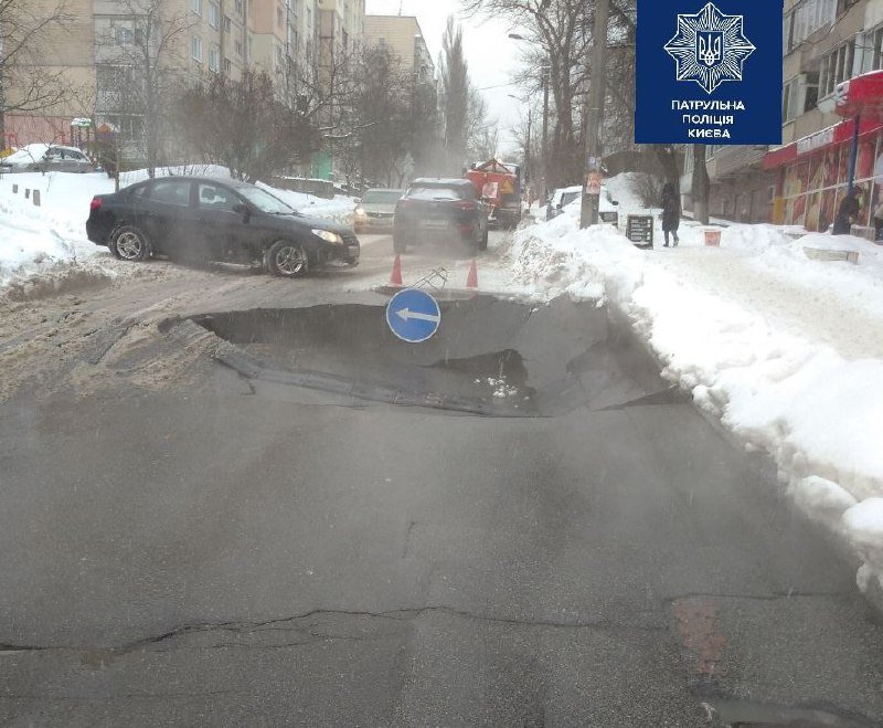 В Киеве на Петропавловской дорога ушла под землю: видео с места обвала 1