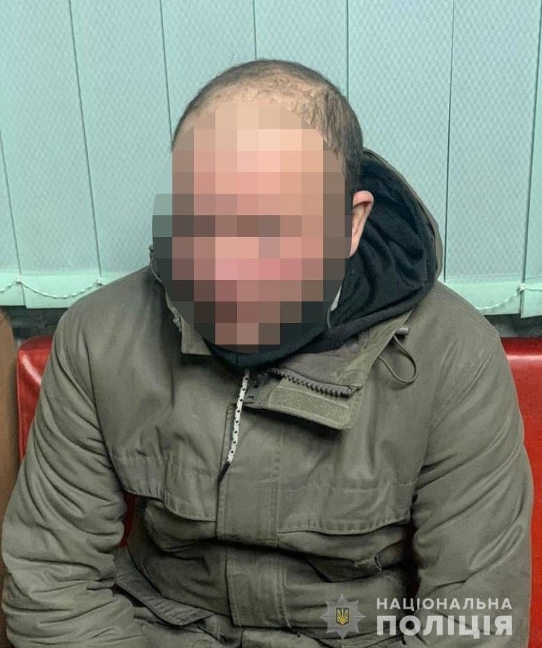 В Киеве мужчина ножкой от стула и металлический черпаком до смерти забил соседа по квартире 1