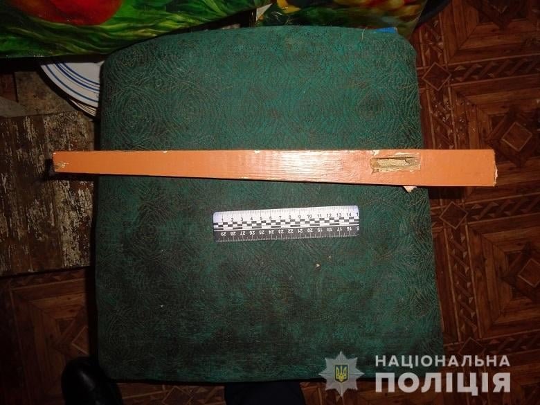 В Киеве мужчина ножкой от стула и металлический черпаком до смерти забил соседа по квартире 2