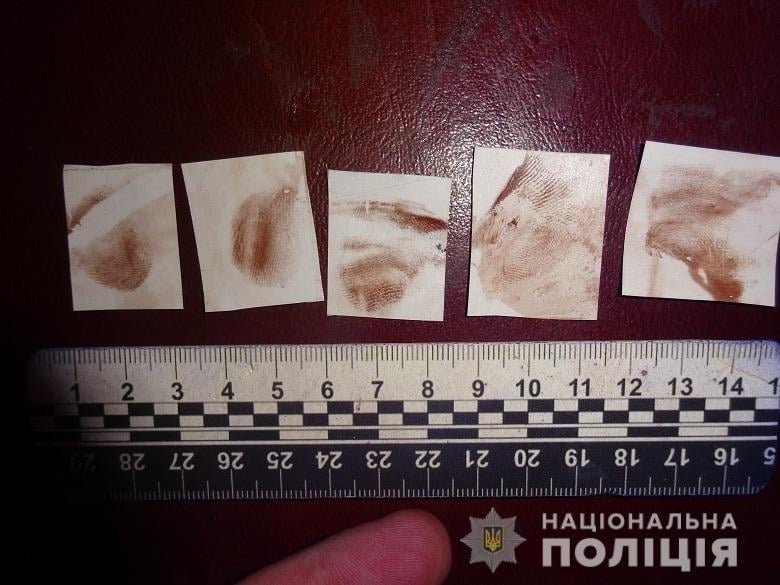 В Киеве мужчина ножкой от стула и металлический черпаком до смерти забил соседа по квартире 3