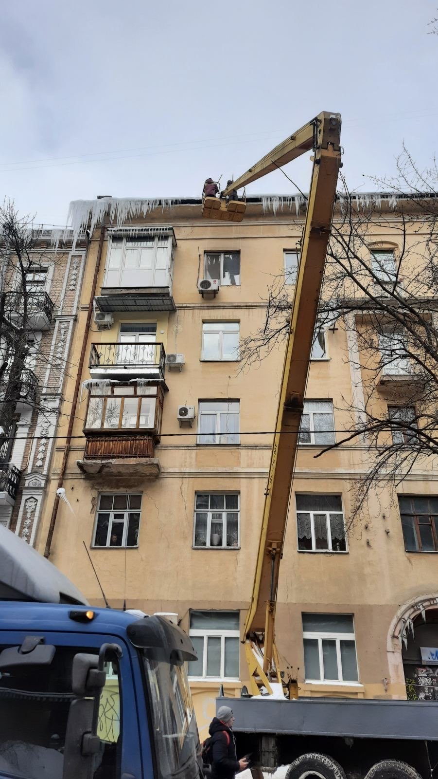 В Киеве здания очищают от опасных сосулек: что нужно знать водителям и пешеходам 1