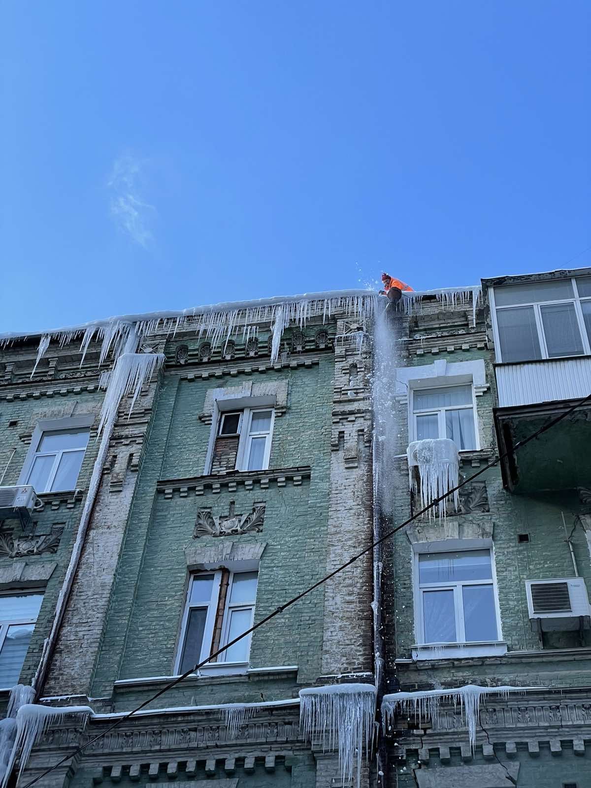 В Киеве здания очищают от опасных сосулек: что нужно знать водителям и пешеходам 2