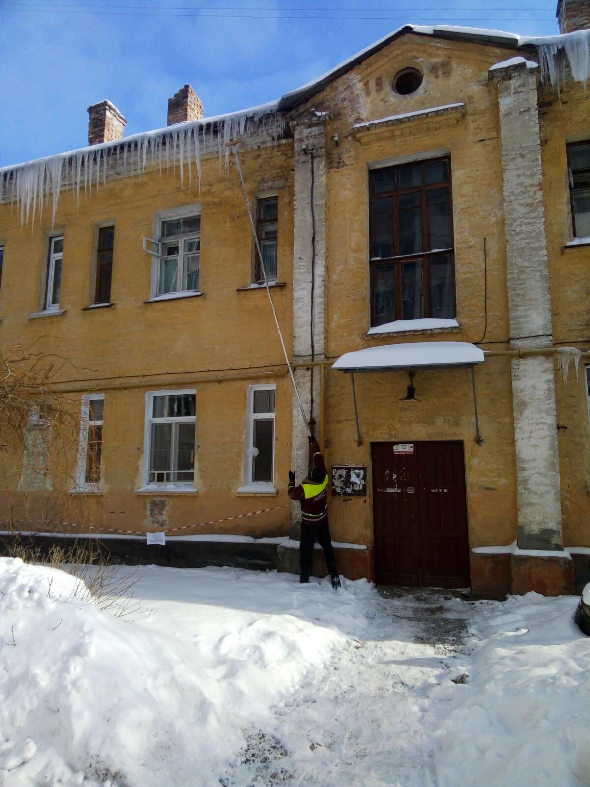 В Киеве здания очищают от опасных сосулек: что нужно знать водителям и пешеходам 4