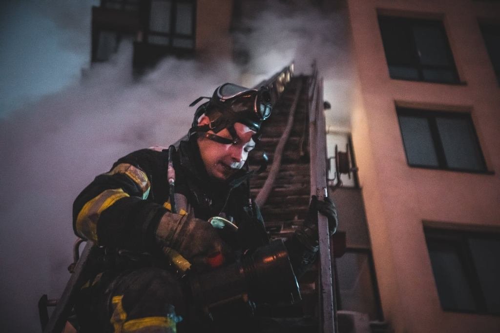 В Киеве на Теремках 2 сгорела квартира в новом ЖК: из дома эвакуировали жильцов с маленькими детьми 2