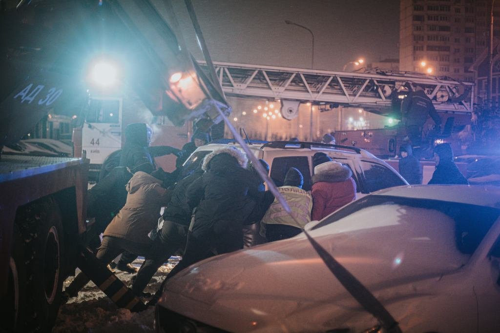 В Киеве на Теремках 2 сгорела квартира в новом ЖК: из дома эвакуировали жильцов с маленькими детьми 4