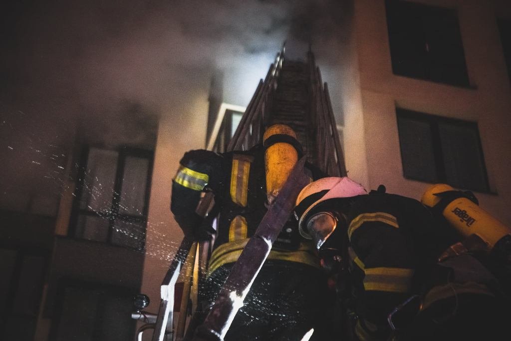 В Киеве на Теремках 2 сгорела квартира в новом ЖК: из дома эвакуировали жильцов с маленькими детьми 5