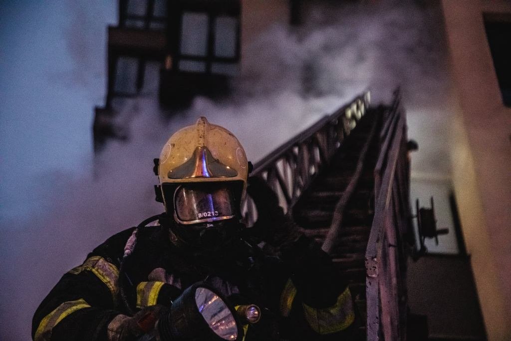 В Киеве на Теремках 2 сгорела квартира в новом ЖК: из дома эвакуировали жильцов с маленькими детьми 6