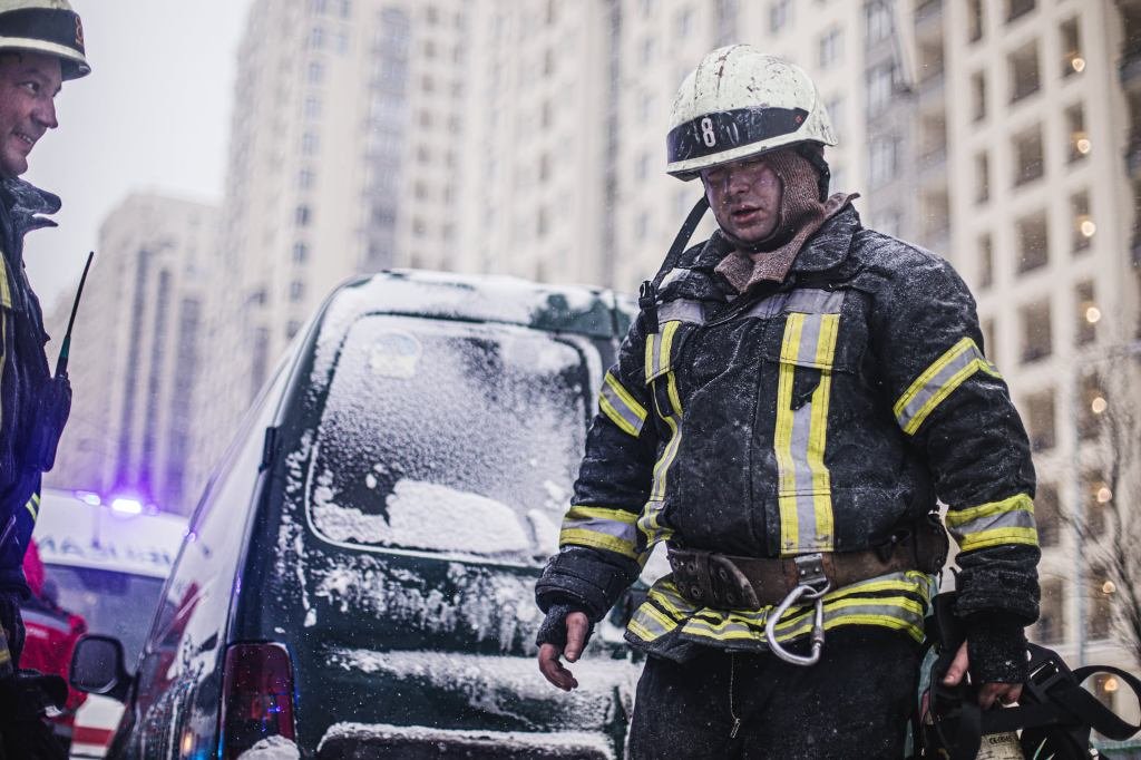 В Киеве на Теремках 2 сгорела квартира в новом ЖК: из дома эвакуировали жильцов с маленькими детьми 8