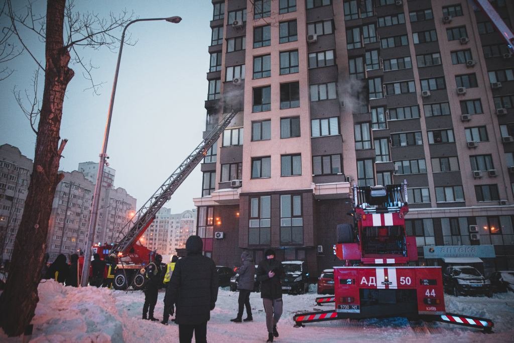 В Киеве на Теремках 2 сгорела квартира в новом ЖК: из дома эвакуировали жильцов с маленькими детьми 9
