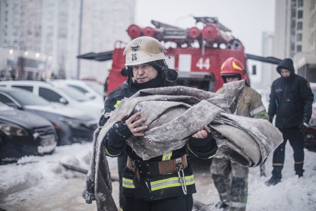 В Киеве на Теремках 2 сгорела квартира в новом ЖК: из дома эвакуировали жильцов с маленькими детьми 10
