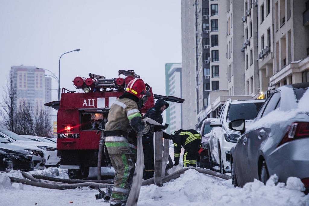 В Киеве на Теремках 2 сгорела квартира в новом ЖК: из дома эвакуировали жильцов с маленькими детьми 11