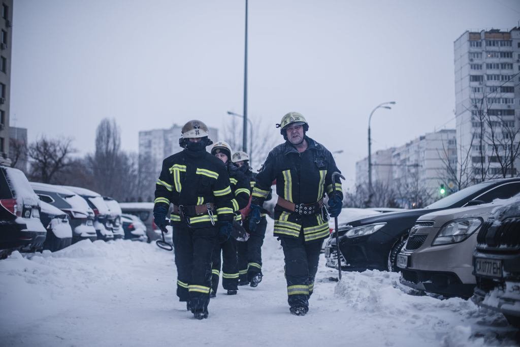 В Киеве на Теремках 2 сгорела квартира в новом ЖК: из дома эвакуировали жильцов с маленькими детьми 13