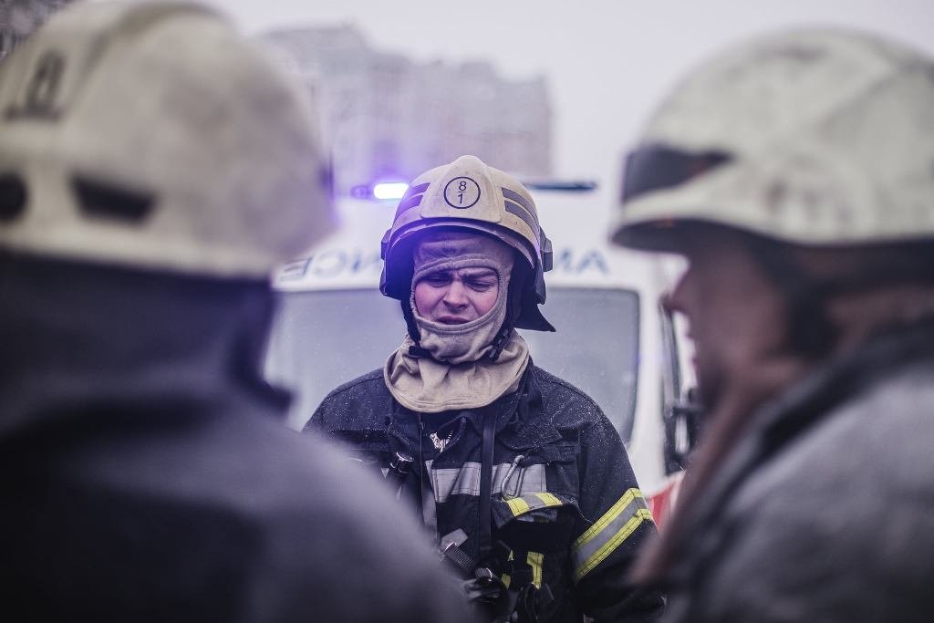 В Киеве на Теремках 2 сгорела квартира в новом ЖК: из дома эвакуировали жильцов с маленькими детьми 14