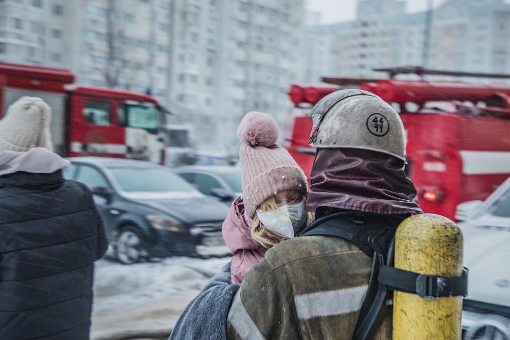В Киеве на Теремках 2 сгорела квартира в новом ЖК: из дома эвакуировали жильцов с маленькими детьми 15