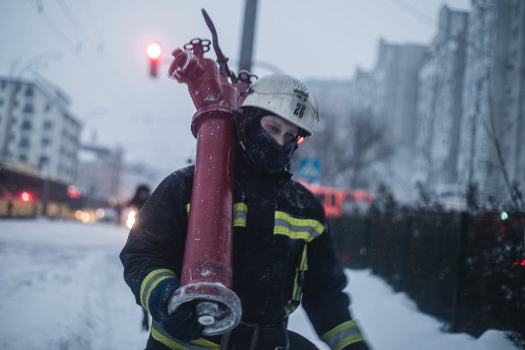 В Киеве на Теремках 2 сгорела квартира в новом ЖК: из дома эвакуировали жильцов с маленькими детьми 16
