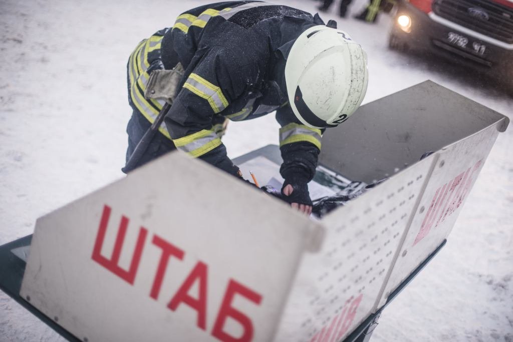 В Киеве на Теремках 2 сгорела квартира в новом ЖК: из дома эвакуировали жильцов с маленькими детьми 17