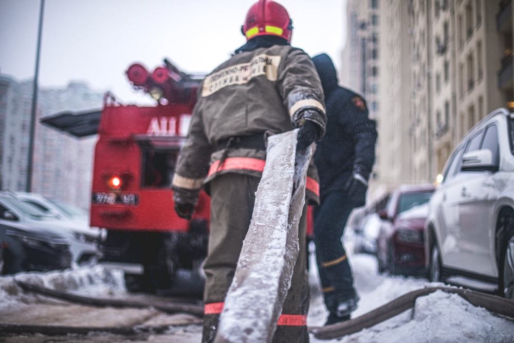 В Киеве на Теремках 2 сгорела квартира в новом ЖК: из дома эвакуировали жильцов с маленькими детьми 18