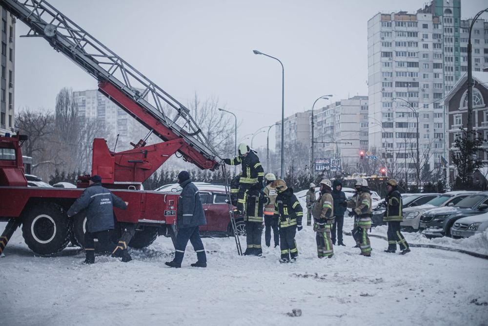 В Киеве на Теремках 2 сгорела квартира в новом ЖК: из дома эвакуировали жильцов с маленькими детьми 19