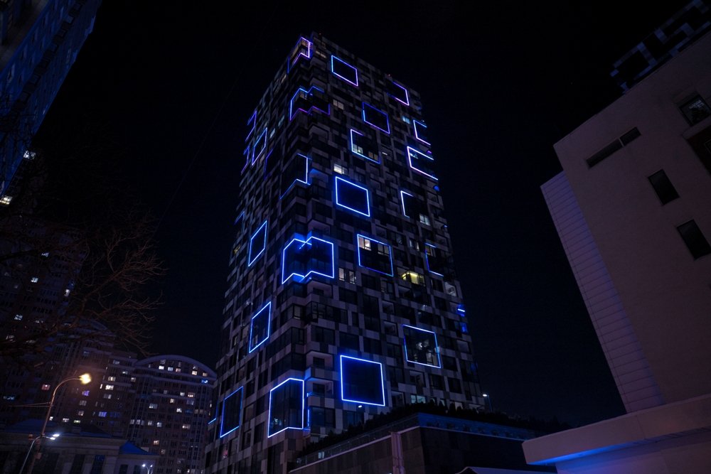 Здания в пяти городах Украины подсветят в поддержку пациентов с редкими заболеваниями: где увидеть инсталляцию в Киеве 2