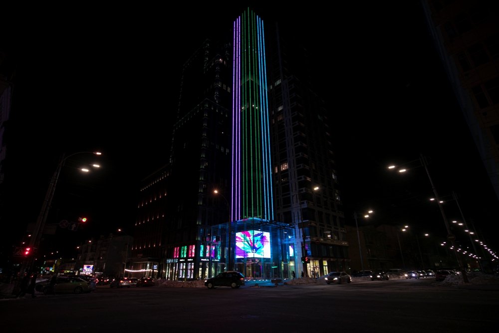 Здания в пяти городах Украины подсветят в поддержку пациентов с редкими заболеваниями: где увидеть инсталляцию в Киеве 3