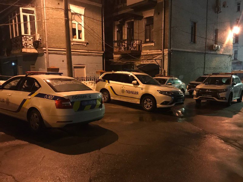 В Киеве возле офиса ОПЗЖ задержали Mercedes с оружием: что там произошло 2