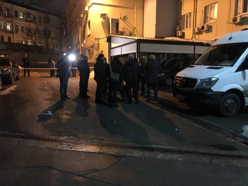 В Киеве возле офиса ОПЗЖ задержали Mercedes с оружием: что там произошло 3