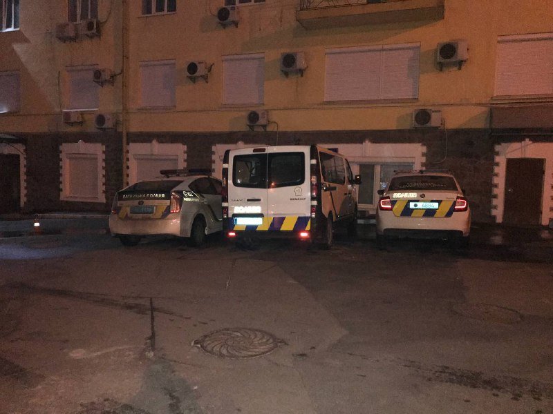 В Киеве возле офиса ОПЗЖ задержали Mercedes с оружием: что там произошло 4