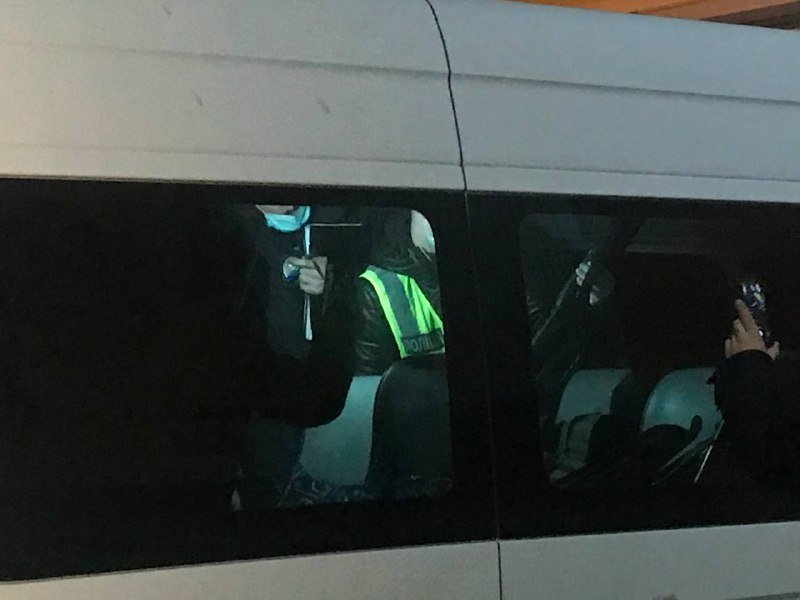 В Киеве возле офиса ОПЗЖ задержали Mercedes с оружием: что там произошло 5