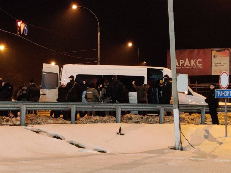 В Киеве возле офиса ОПЗЖ задержали Mercedes с оружием: что там произошло 6