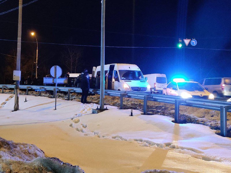 В Киеве возле офиса ОПЗЖ задержали Mercedes с оружием: что там произошло 7