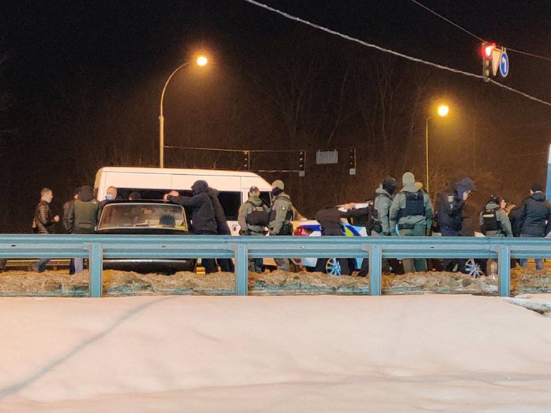 В Киеве возле офиса ОПЗЖ задержали Mercedes с оружием: что там произошло 8