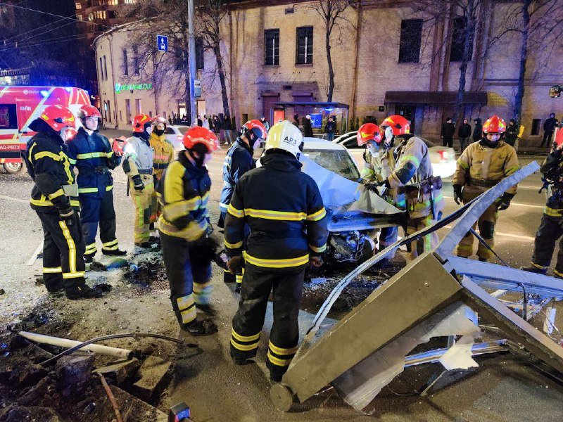 В Киеве на Леси Украинки Hyundai влетел в ситилайт и перевернулся 2