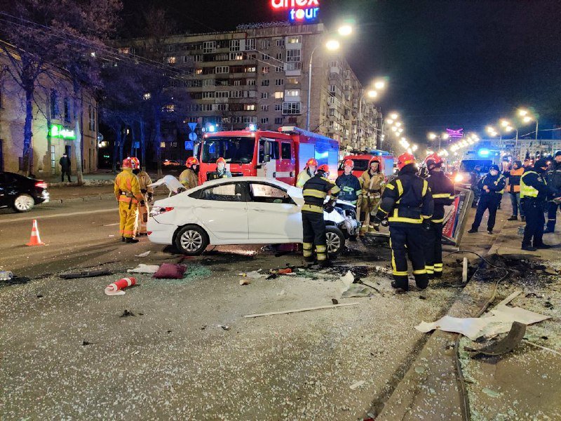 В Киеве на Леси Украинки Hyundai влетел в ситилайт и перевернулся 3