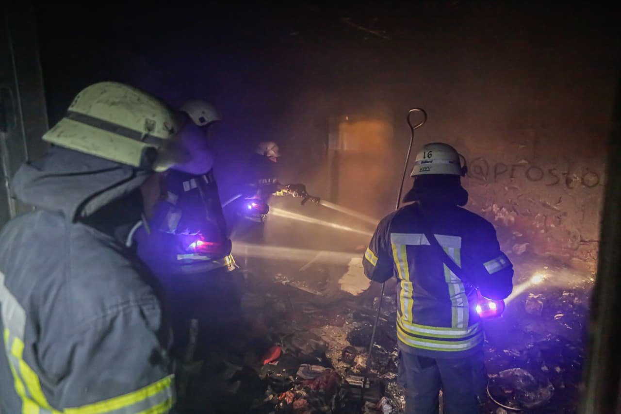 В Киеве загорелось двухэтажное здание в Днепровском районе 2
