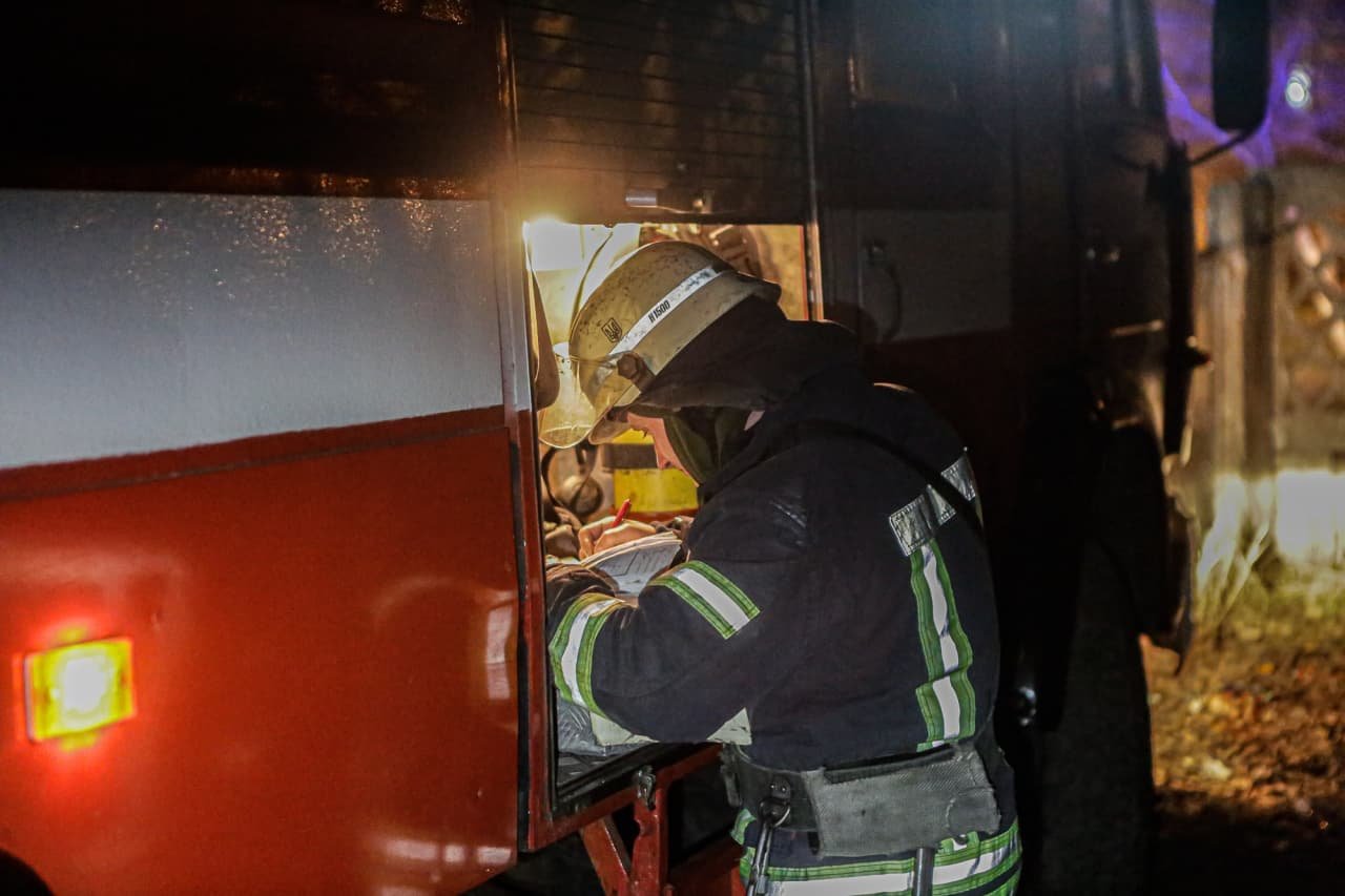 В Киеве загорелось двухэтажное здание в Днепровском районе 3