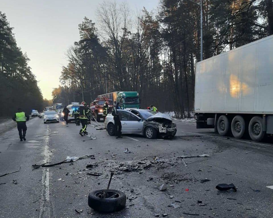 В Киеве на на Гостомельском шоссе столкнулись Chevrolet и Renault: тела погибших вырезали из машины 1