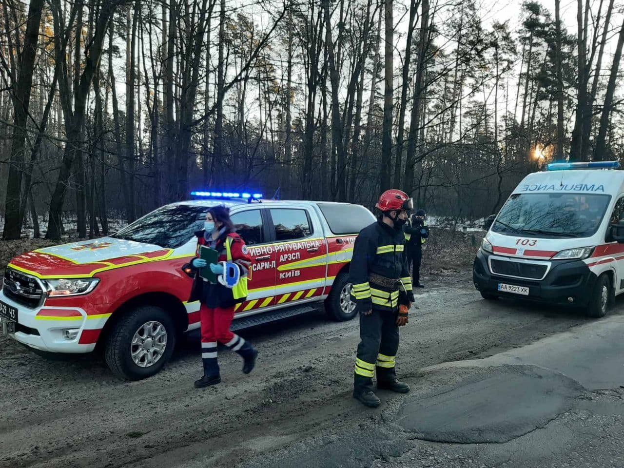 В Киеве на на Гостомельском шоссе столкнулись Chevrolet и Renault: тела погибших вырезали из машины 2