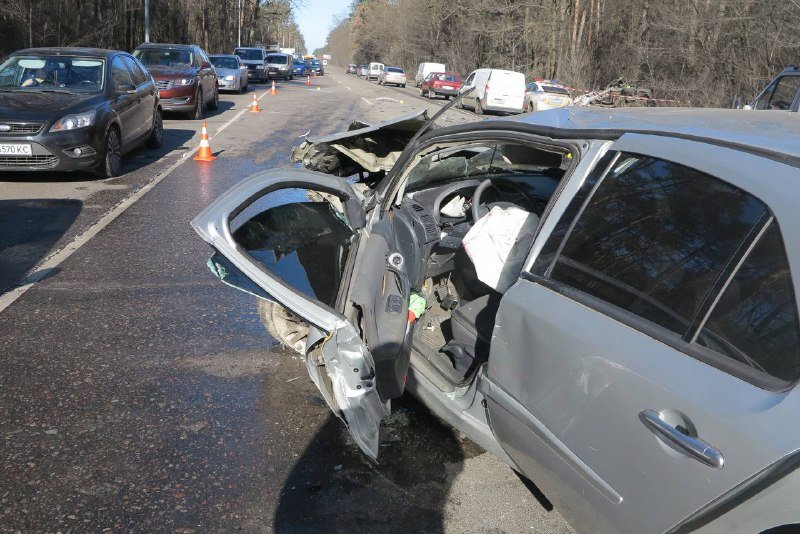 В Киеве на на Гостомельском шоссе столкнулись Chevrolet и Renault: тела погибших вырезали из машины 3