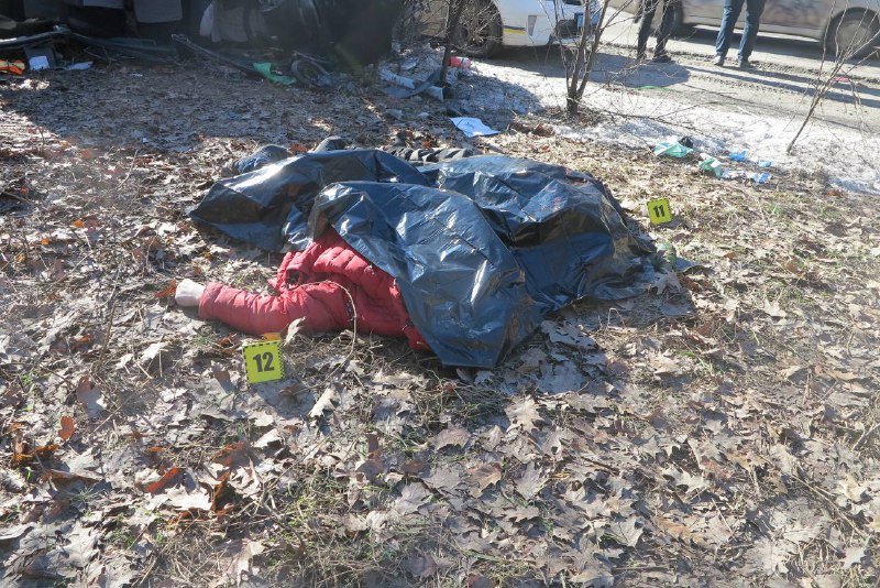 В Киеве на на Гостомельском шоссе столкнулись Chevrolet и Renault: тела погибших вырезали из машины 4