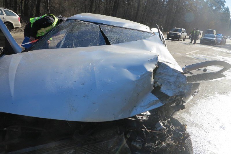 В Киеве на на Гостомельском шоссе столкнулись Chevrolet и Renault: тела погибших вырезали из машины 6