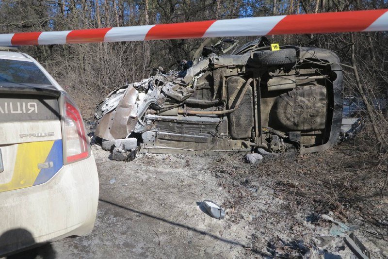 В Киеве на на Гостомельском шоссе столкнулись Chevrolet и Renault: тела погибших вырезали из машины 7